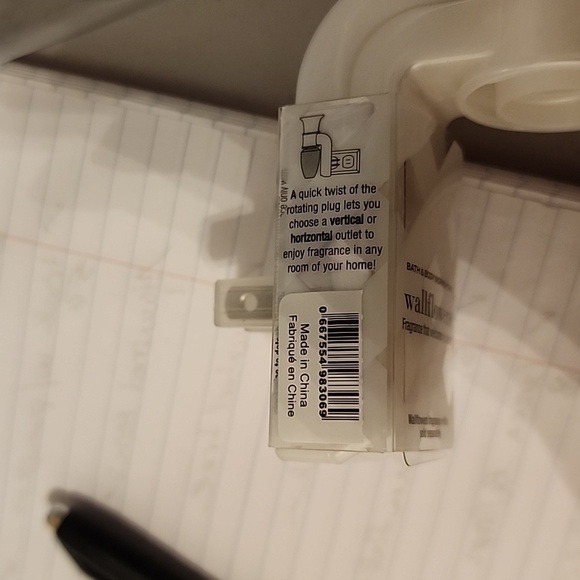 Bath & body works holiday car with tree presents wallflower plug NWt - Picture 4 of 4